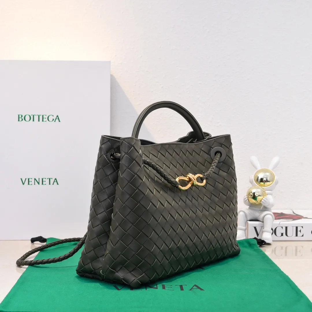 The 2023 new Andiamo batch of 2260 BV has been shipped‼ ️Really popular🔥The new Andiamo woven handbag launched by Bottega Veneta this season is really popular all over the world! ! Celebrities at home and abroad have worn it, and Oscar-winning actress Michelle Yeoh has taken it out on the street. Song Jia, Trai Yara, Yu Feihong, Sanji Ayaka, Rosie Hunting-Whiteley, Yoshioka Riho, etc. have all picked up this bag. It is classic and versatile, showing off its temperament, and the bag capacity is also large, which is very convenient for daily commuting! ! A variety of carrying methods, the shoulder straps can be adjusted by yourself, the original lambskin feels soft and delicate, and the unisex style breaks gender boundaries and brings a more practical and longer-lasting use experience. Andiamo, which has both elegant and casual styles, perfectly interprets the true appearance of "fashionable old money style". Style number: 8463 Size: 32*24*12